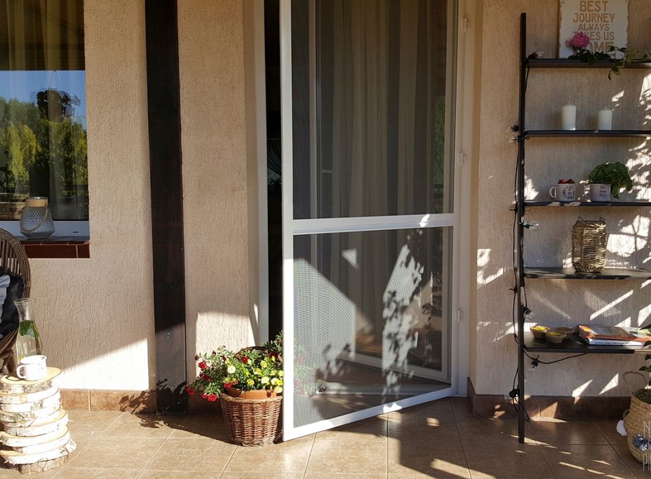 Описание Москитные сетки на двери